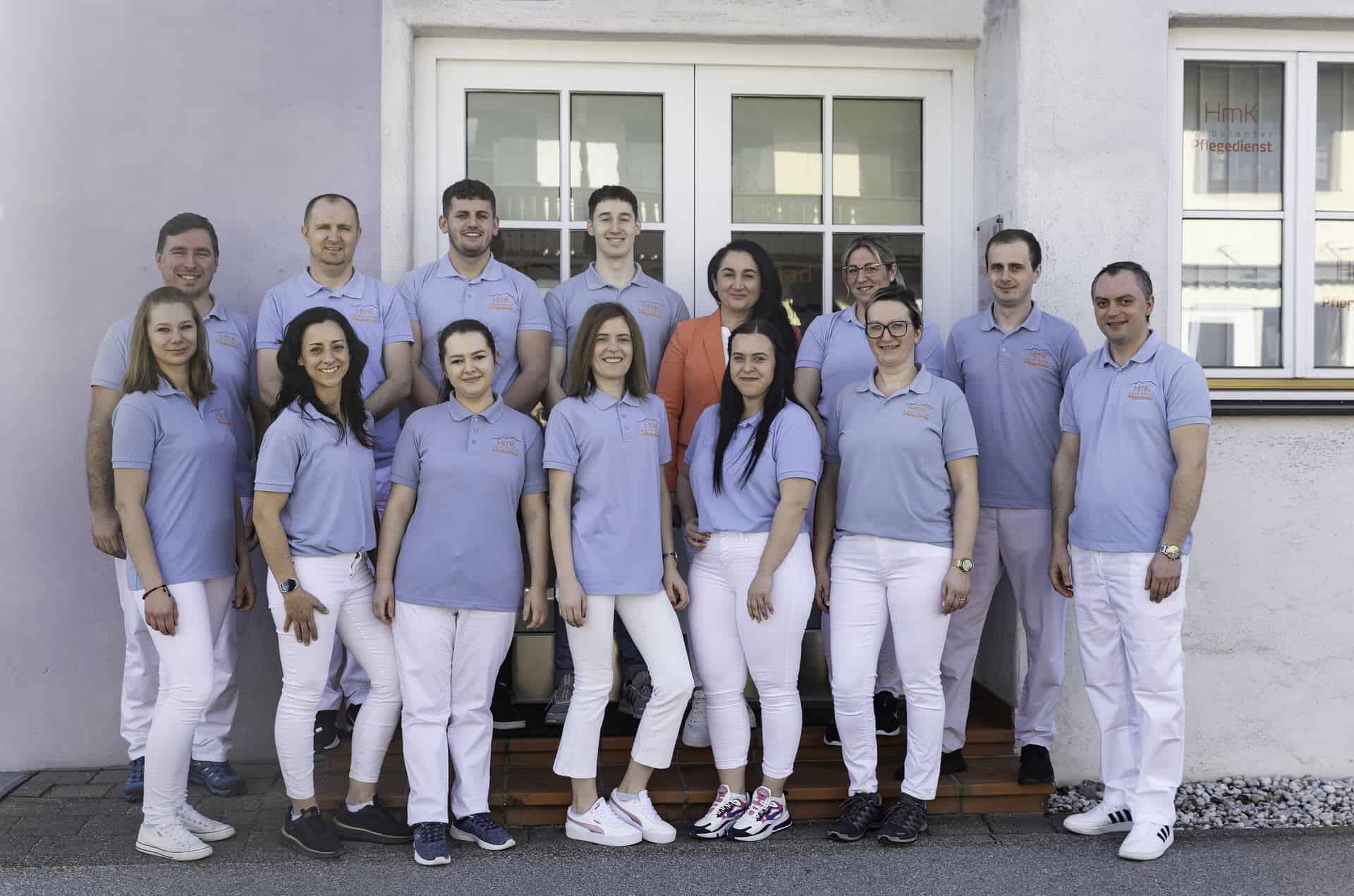 Pflegepersonal des ambulanten Pflegedienstes HmK vor der Einrichtung.